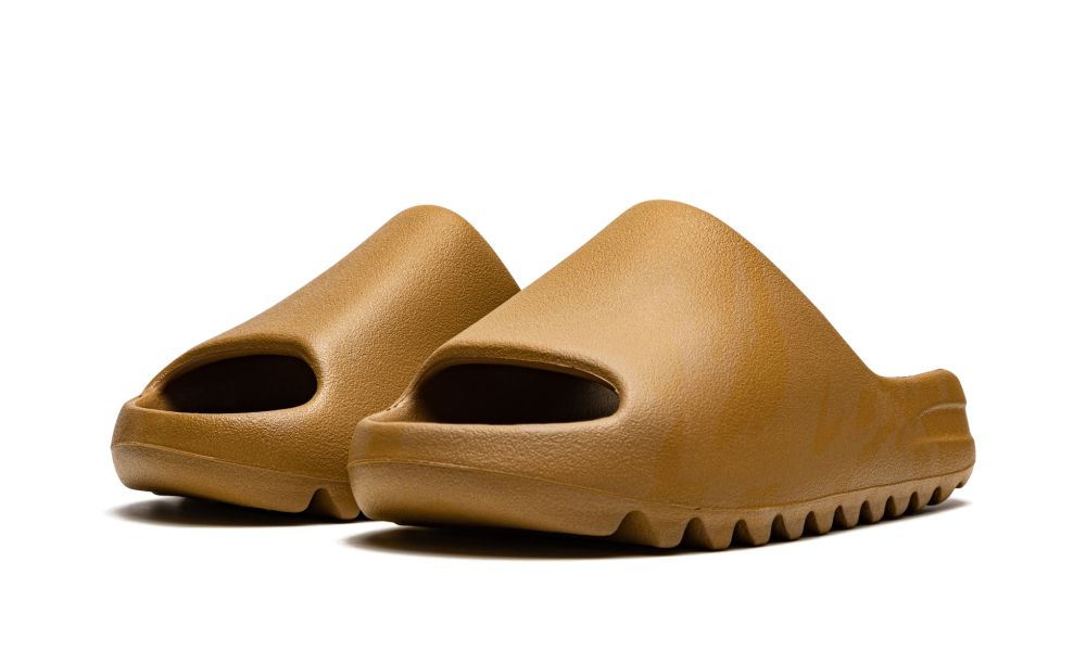 adidas Yeezy Slide Ochre – elölnézet, slip-on kialakítás és egységes árnyalat