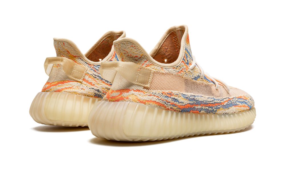 adidas Yeezy Boost 350 V2 MX Oat – hátulnézet, sarokrész és sárga pull-tab