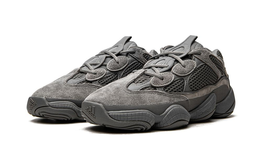 adidas Yeezy 500 Granite – elölnézet, toe rész és fűzőpanel