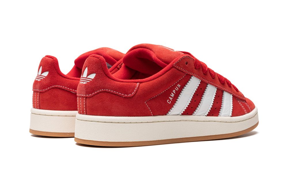 adidas Campus 00s “Better Scarlet / Cloud White” – hátulnézet, sarokrész és logó részlet