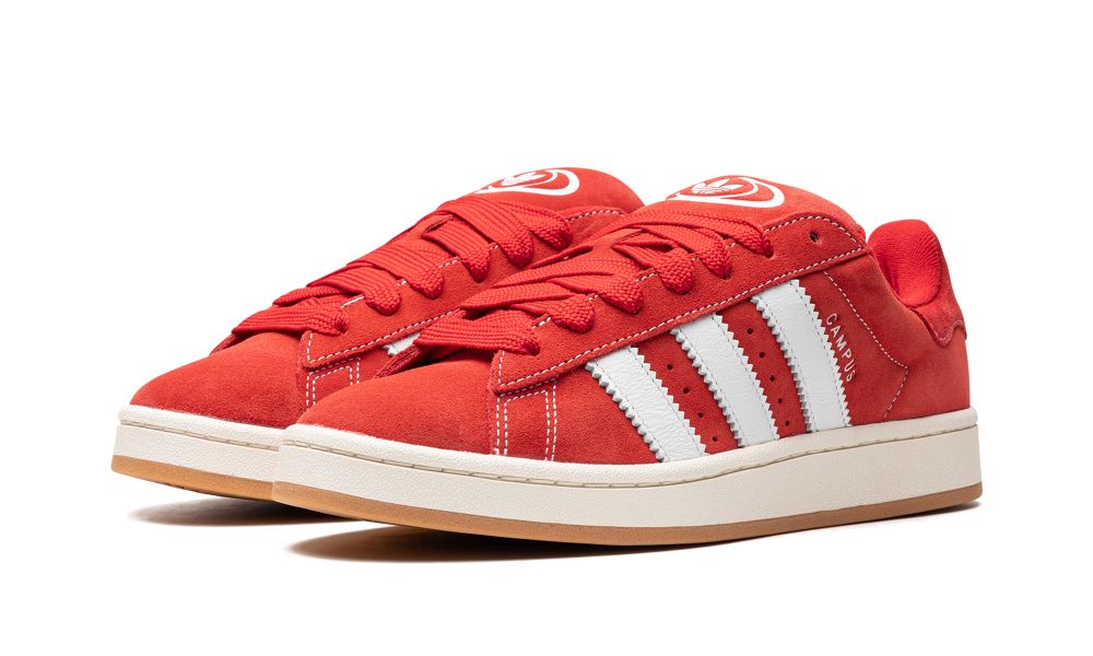 adidas Campus 00s “Better Scarlet / Cloud White” – elölnézet, vörös orrpanel és krémszín részletek