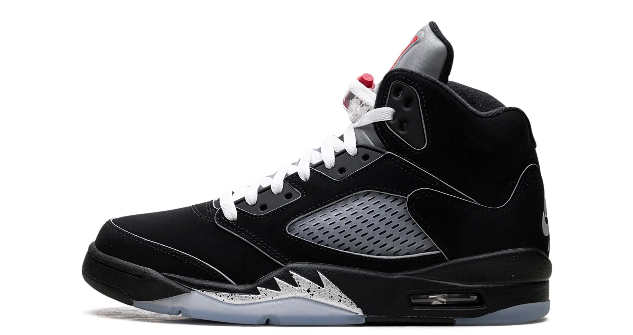 Jordan 5 Black Metallic Reimagined – oldalnézet, fekete nubuk és ezüst részletek