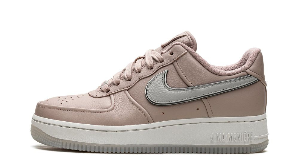 Nike AF1 While You Were Sleeping – oldalnézet, taupe bőr és ezüst Swoosh