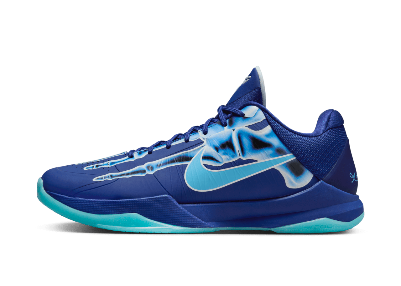 Nike Kobe 5 Protro “X-Ray” – oldalnézet, kék felsőrész és áttetsző részletek