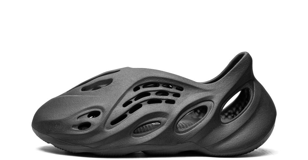 adidas Yeezy Foam RNR “Onyx” – oldalnézet, egységes onyx hab konstrukció