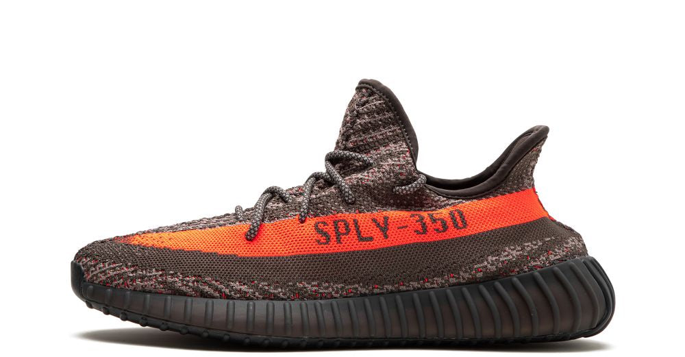 adidas Yeezy Boost 350 V2 “Carbon Beluga” – oldalnézet, szürkés Primeknit és narancssáv