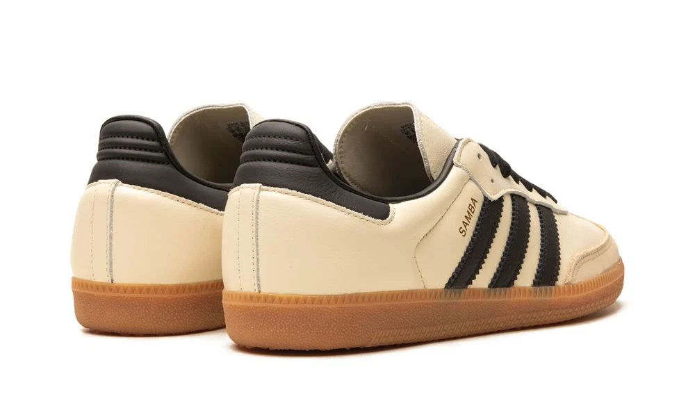 adidas Samba OG “Cream White / Sand Strata” – hátulnézet, sarokrész és gumitalp bézs tónusban