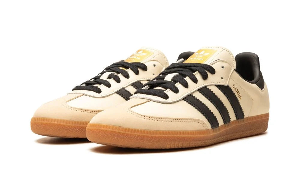 adidas Samba OG “Cream White / Sand Strata” – elölnézet, krém-fehér orrpanel és velúr ráhúzások