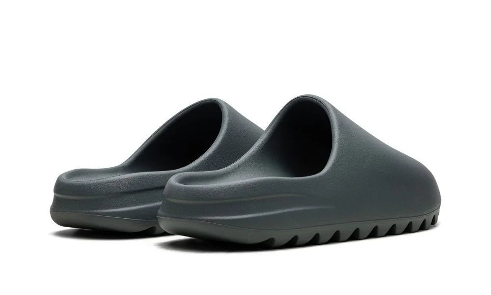adidas Yeezy Slide “Slate Marine” – hátulnézet, talp és sarokrész slate árnyalattal