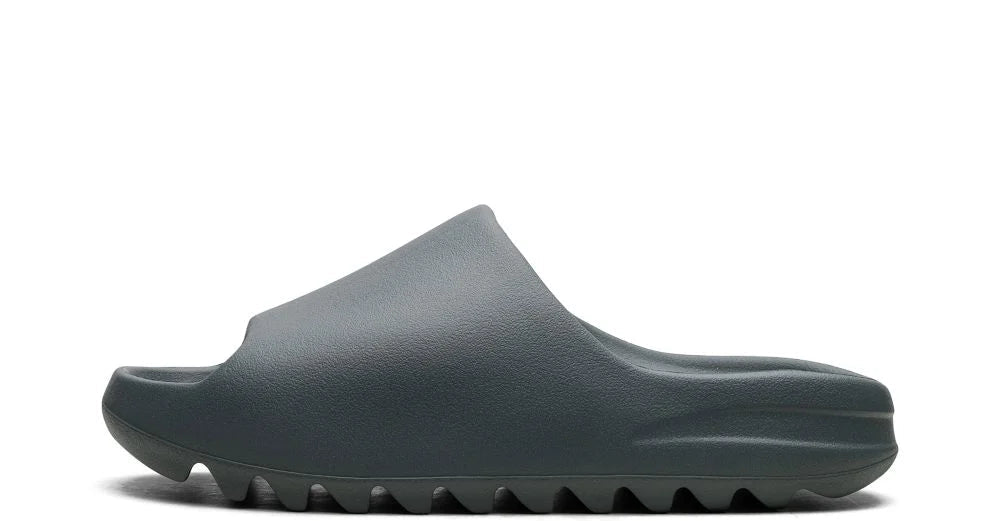 adidas Yeezy Slide “Slate Marine” – oldalnézet, egy darabból öntött EVA pánt és talp slate-marine árnyalatban