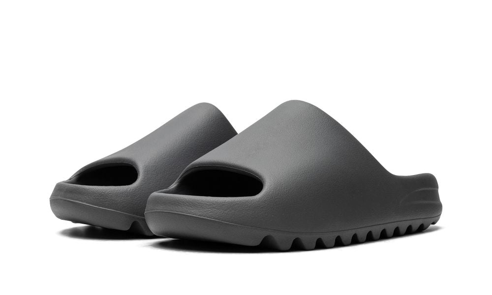 adidas Yeezy Slide Slate Grey – elölnézet, slip-on kialakítás