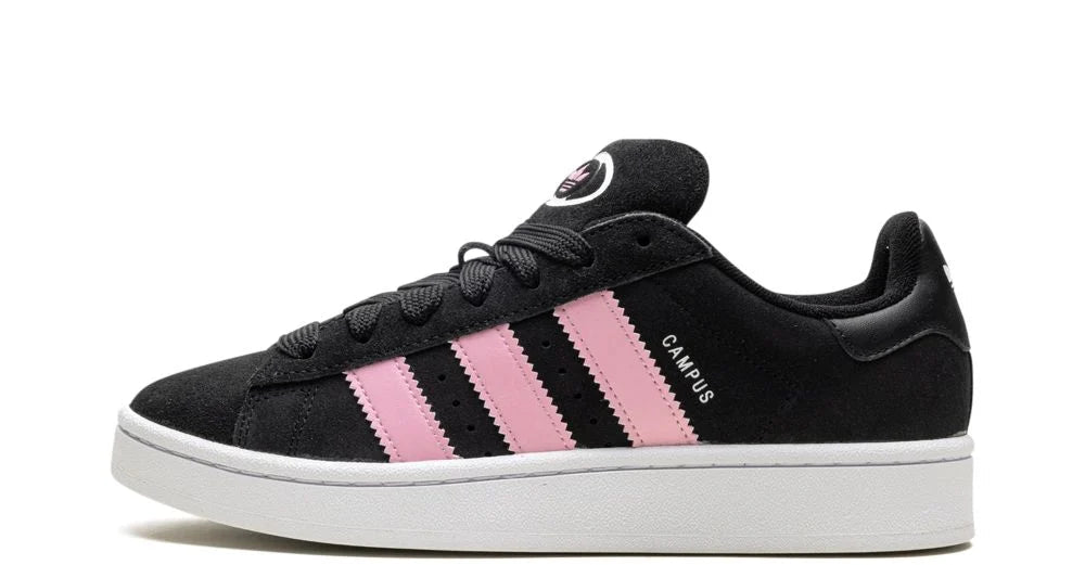 adidas Campus 00s “Core Black/True Pink” – oldalnézet, fekete velúr és rózsaszín csíkok