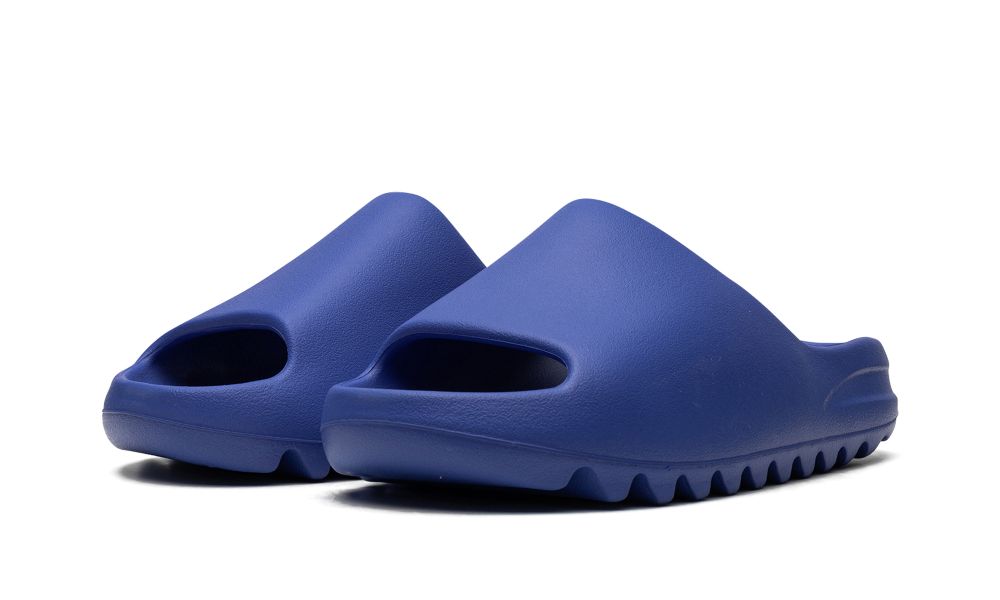 adidas Yeezy Slide Azure – elölnézet, slip-on kialakítás és textúra