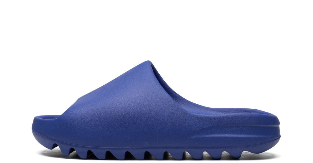 adidas Yeezy Slide Azure – oldalnézet, élénk kék hab konstrukció