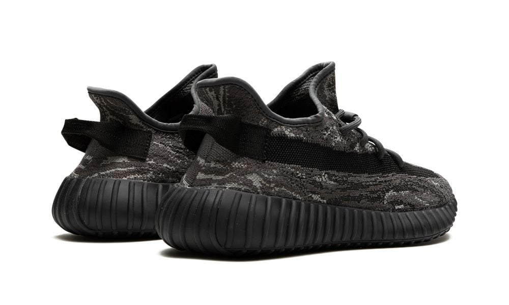 adidas Yeezy Boost 350 V2 “MX Dark Salt” – hátulnézet, sötétszürke sarokrész és pull tab
