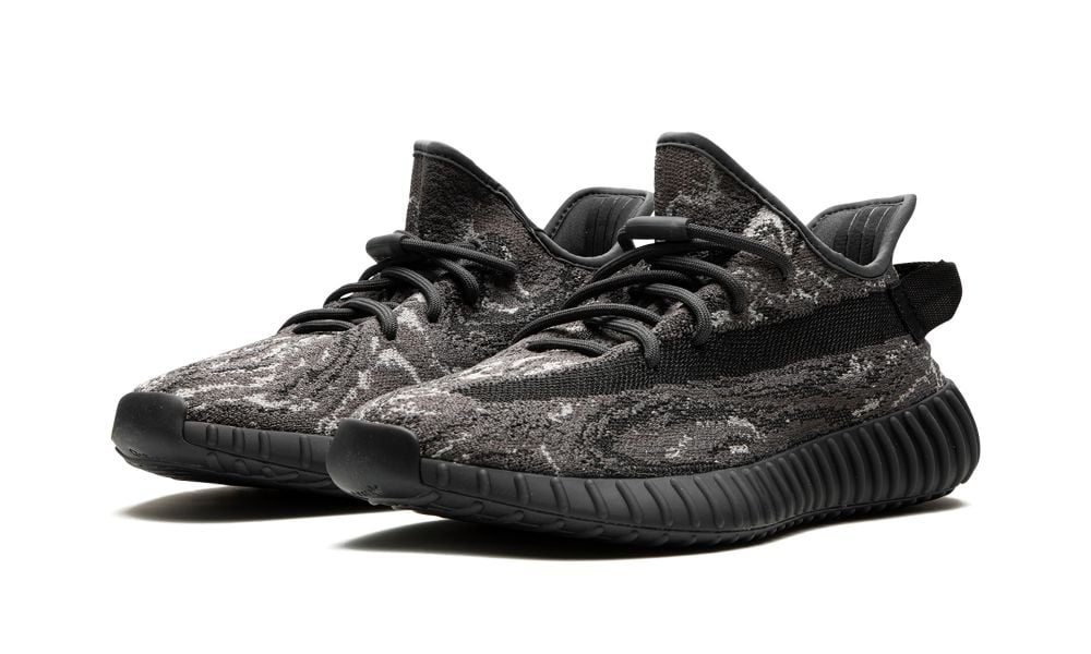 adidas Yeezy Boost 350 V2 “MX Dark Salt” – elölnézet, szürke Primeknit felsőrész és fekete részletek