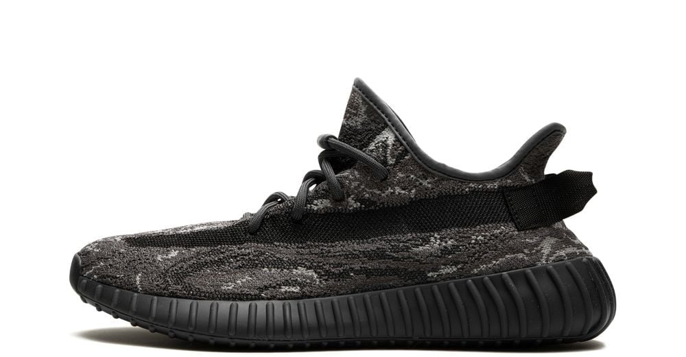 adidas Yeezy Boost 350 V2 “MX Dark Salt” – oldalnézet, szürke/fekete mintázat és fekete oldalsáv