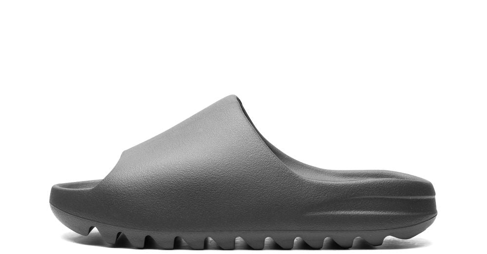 adidas Yeezy Slide “Dark Onyx” – oldalnézet, sötét antracit árnyalat és egy darab EVA konstrukció