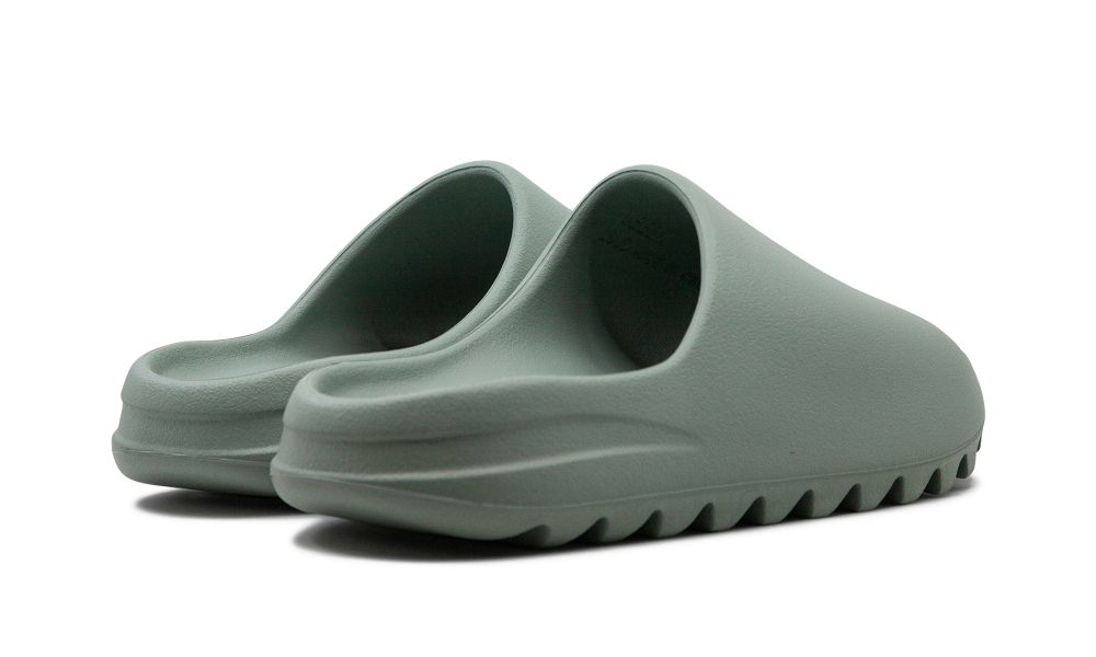 adidas Yeezy Slide “Salt” – hátulnézet, talp és sarokrész világos szürke