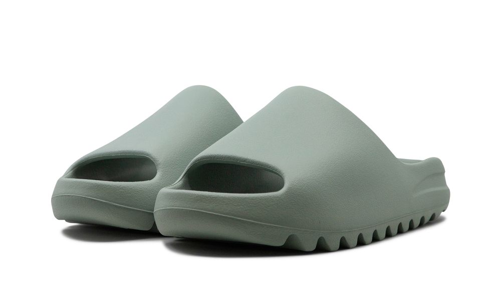 adidas Yeezy Slide “Salt” – elölnézet, slip-on kialakítás és egységes szürke pánt