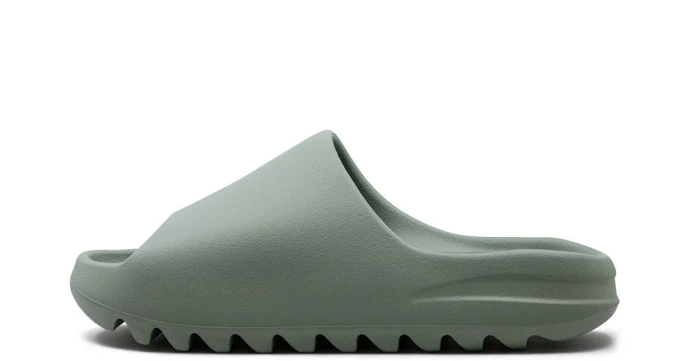 adidas Yeezy Slide “Salt” – oldalnézet, világos szürke egyszínű kivitel