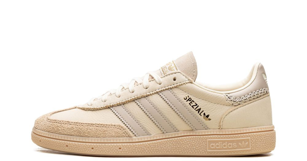 adidas Handball Spezial “Cream White / Beige” – oldalnézet, krémfehér bőr és bézs velúr részletek