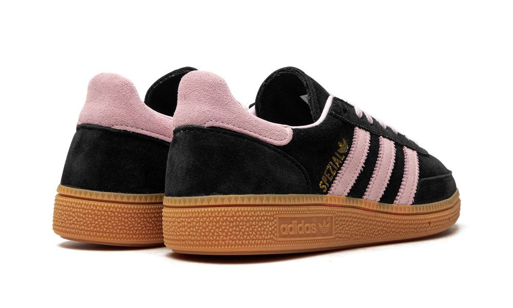 adidas Handball Spezial “Core Black / Clear Pink / Gum” – hátulnézet, sarokrész és gumitalp