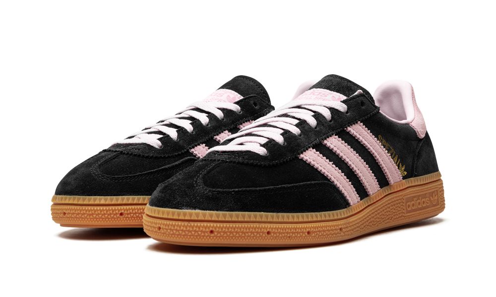 adidas Handball Spezial “Core Black / Clear Pink / Gum” – elölnézet, fekete orrpanel és gumitalp