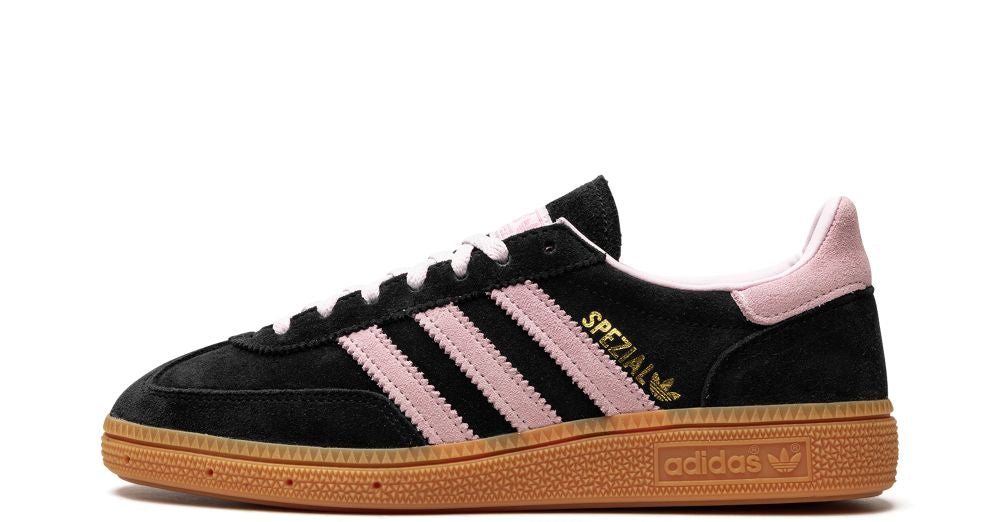 adidas Handball Spezial “Core Black / Clear Pink / Gum” – oldalnézet, fekete felsőrész és rózsaszín 3-csík