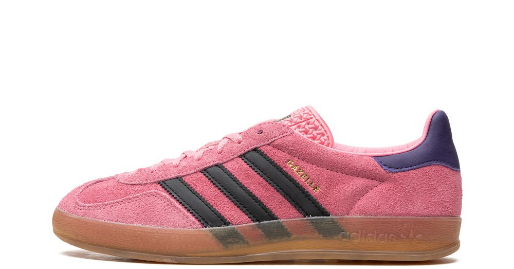 adidas Gazelle Indoor “Bliss Pink / Purple” – oldalnézet, rózsaszín velúr és fekete csíkok