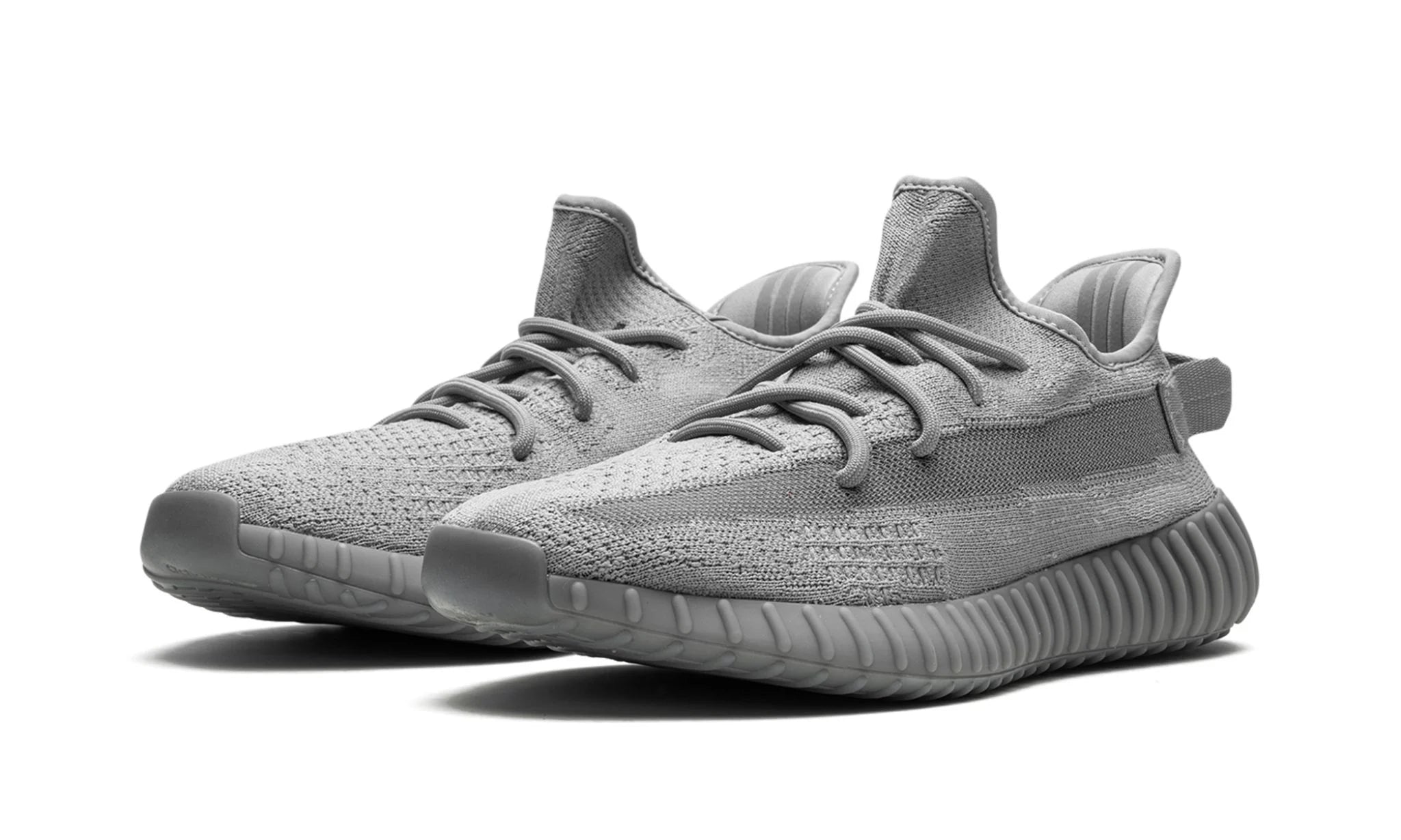 adidas Yeezy Boost 350 V2 “Steel Grey” – elölnézet, monokróm szürke kivitel