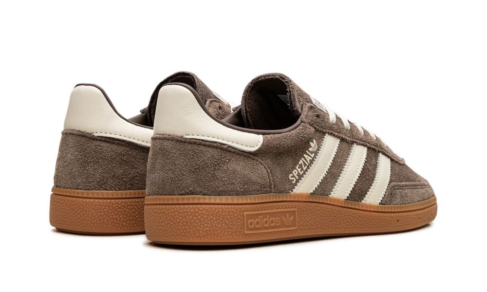 adidas Handball Spezial “Earth Strata Gum” – hátulnézet, off-white sarokrész és gumitalp