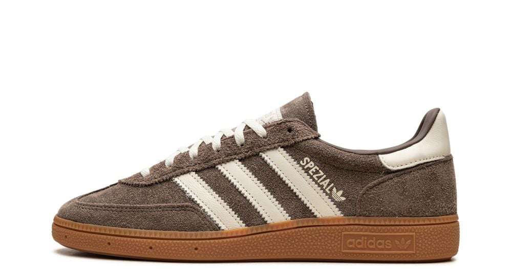 adidas Handball Spezial “Earth Strata Gum” – oldalnézet, barna velúr és fehér 3-csík