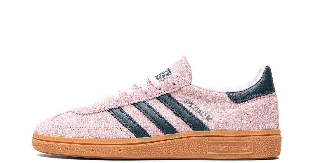 adidas Handball Spezial “Clear Pink / Arctic Night” – oldalnézet, világos rózsaszín felsőrész és sötétkék csíkok
