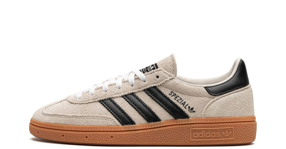 adidas Handball Spezial “Aluminum / Core Black” – oldalnézet, világos szürke felsőrész és fekete 3-csík