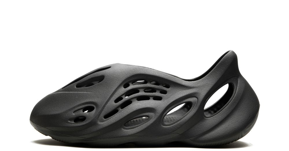 adidas Yeezy Foam RNR Carbon – oldalnézet, teljes szénszürke konstrukció