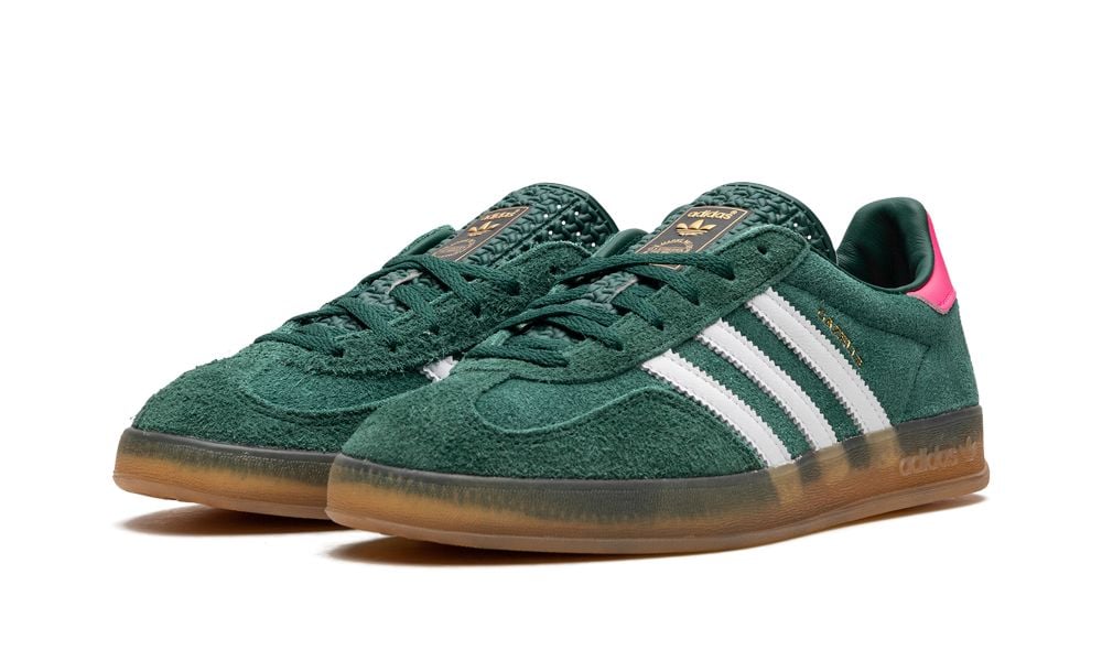 adidas Gazelle Indoor “Collegiate Green / Lucid Pink” – elölnézet, zöld felsőrész és fehér bőr első panel
