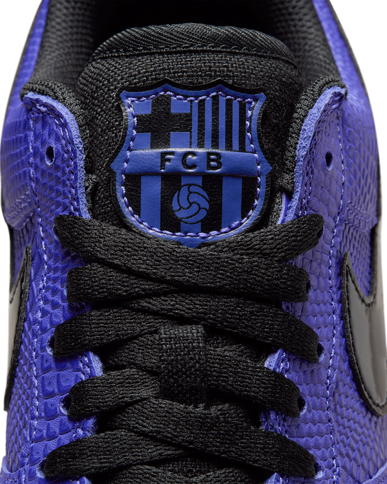 Nike Air Force 1 Low Protro Kobe Bryant x FC Barcelona “Persian Violet” – közeli kép, prémium bőr textúra és arany Swoosh