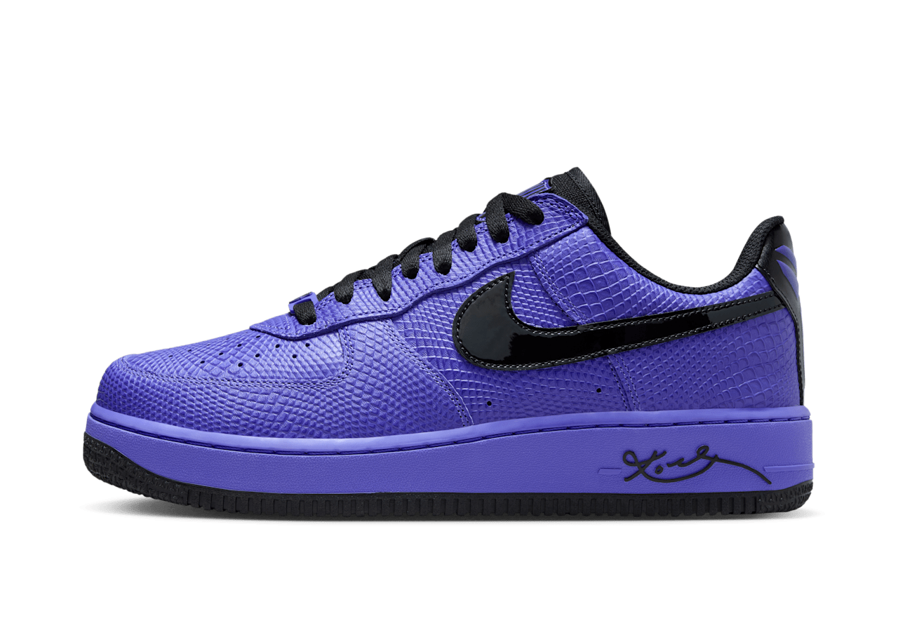 Nike Air Force 1 Low Protro Kobe Bryant x FC Barcelona “Persian Violet” – oldalnézet, lila felsőrész és arany részletek