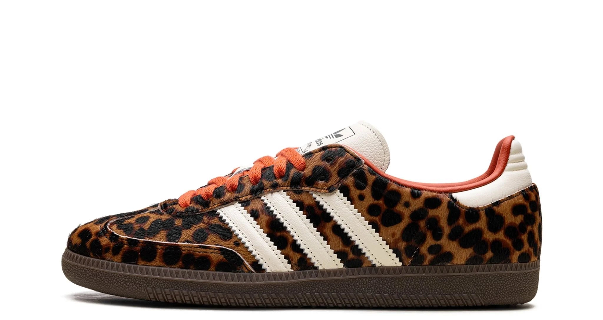 adidas Samba OG Preloved Red Leopard – oldalnézet, vörös bőr felsőrész és fehér csíkok.