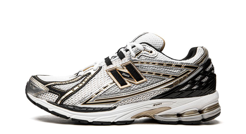 New Balance 1906R – oldalnézet, fehér alapszín arany és ezüst részletekkel