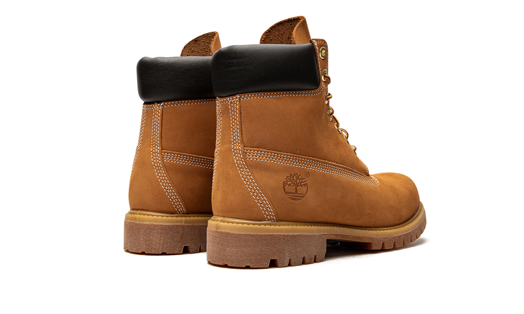 Timberland 6" Premium Boot Wheat – hátulnézet, sarokpanel és fekete gallér