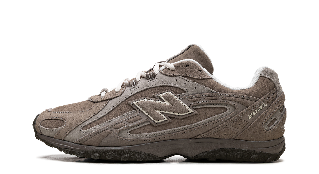 New Balance 204L “Mushroom / Arid Stone” – oldalnézet, barna velúr és szürke hálós részletek
