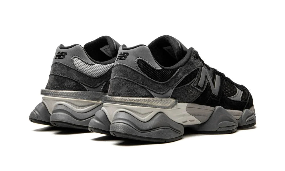 New Balance 9060 “Black Castlerock Grey” – hátulnézet, sarokrész és középtalp szürke tónusokkal