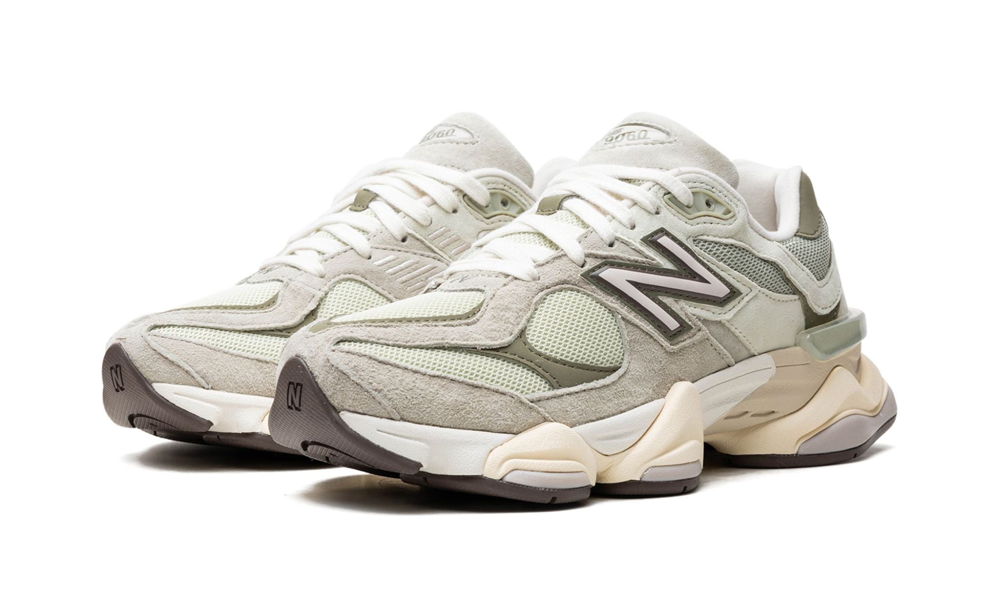 New Balance 9060 Olivine – elölnézet, orr és fűzőrész