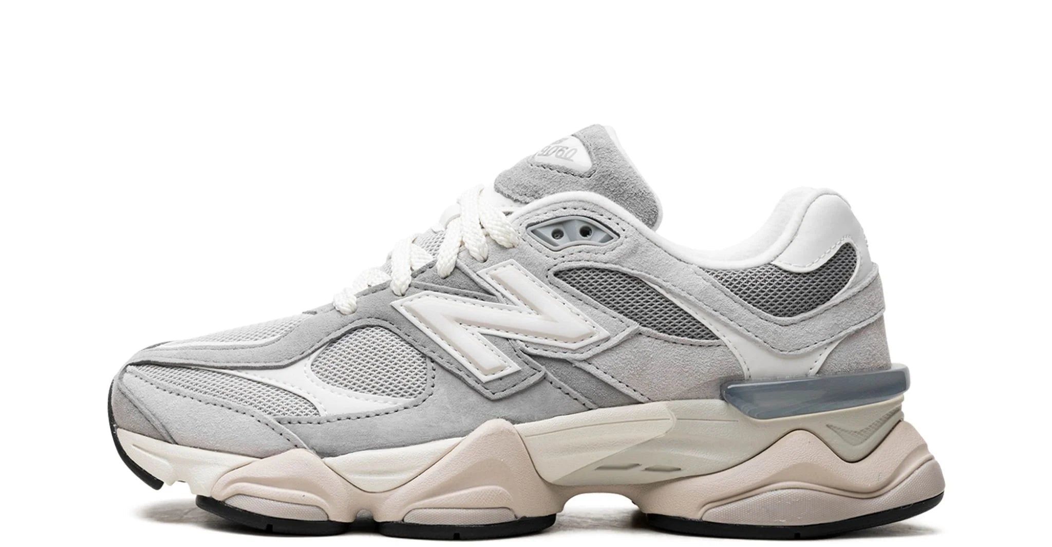 New Balance 9060 Slate Grey Raincloud – oldalnézet, szürke mesh felsőrész és texturált részletek.