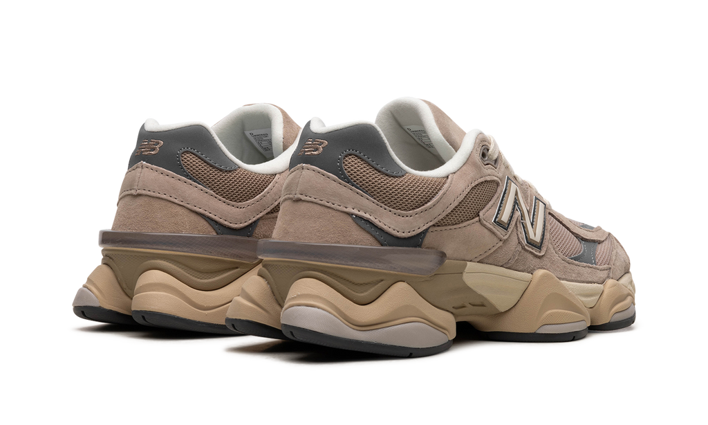 New Balance 9060 Driftwood Castlerock – hátulnézet, sarok rész és NB branding