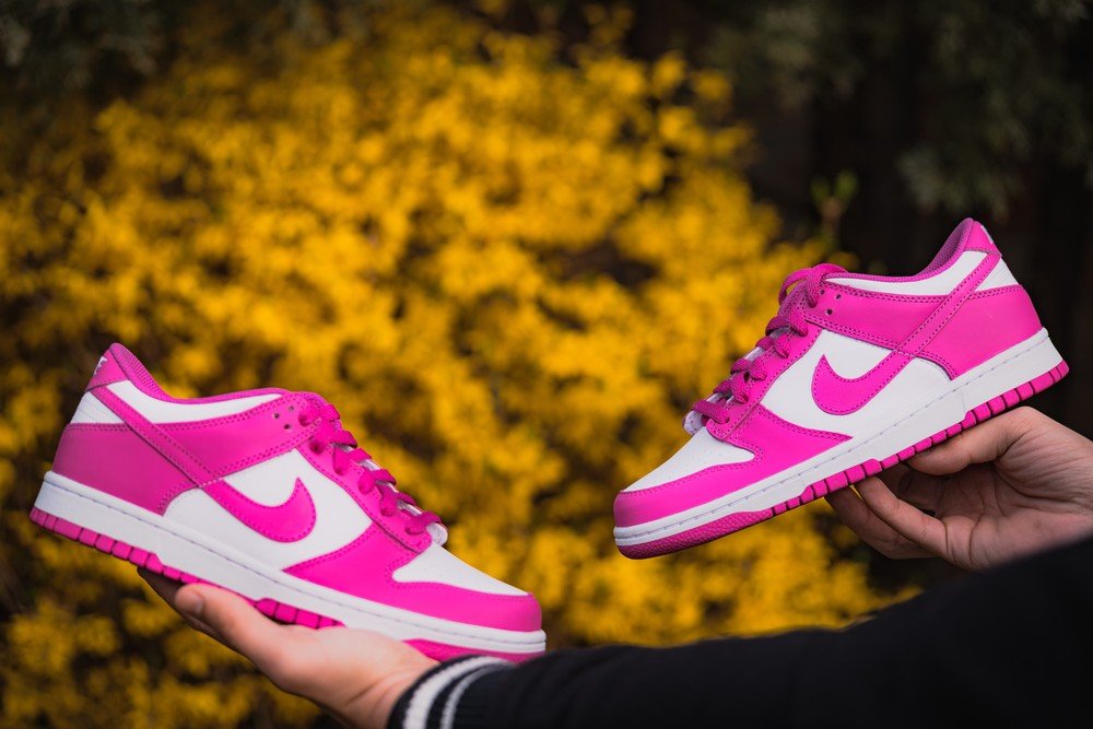 Csajok! A Nike Dunk Low Fuchsia beindítja a tavaszt (és a fiúk fantáziáját) - OnSize