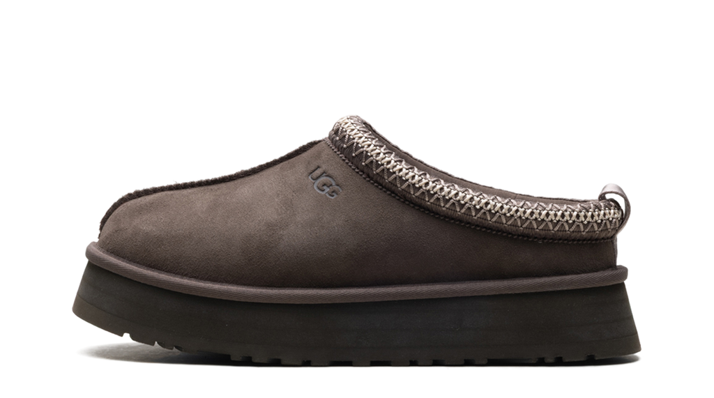 UGG TAZZ Slipper – oldalnézet, molasses barna velúr