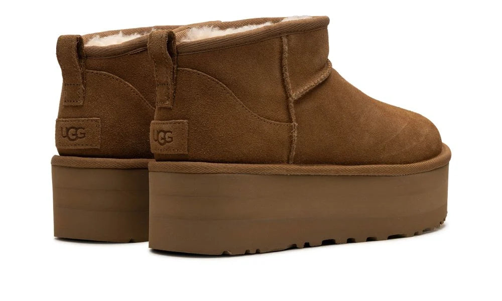 UGG Classic Ultra Mini Platform Boot “Chestnut” – hátulnézet, sarokrész bőrcímkével